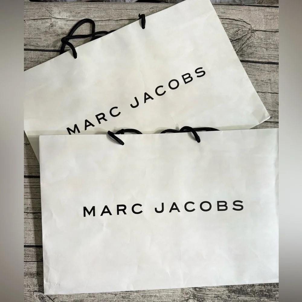 💛 MED Marc Jacobs gift box. 4.75 x 4.75 x 1.75 in. Iconic yellow, Authentic, new